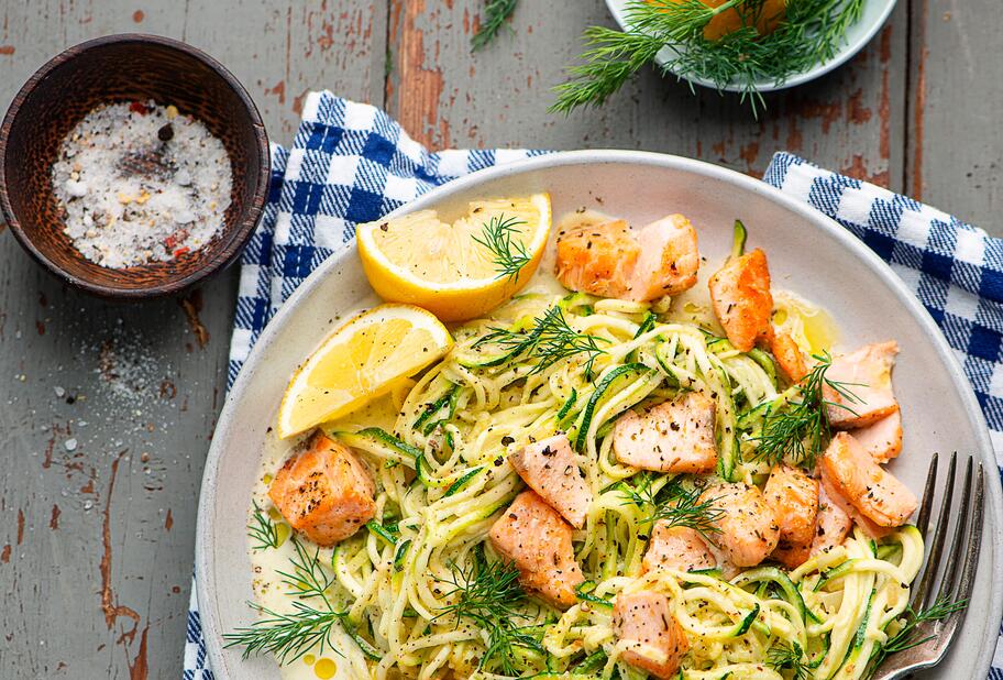 Lachs mit schnellen Gemüsespaghetti in cremiger Sahnesauce