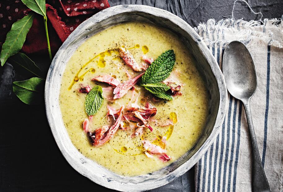 Zucchini-Cremesuppe mit Schinkenfleisch
