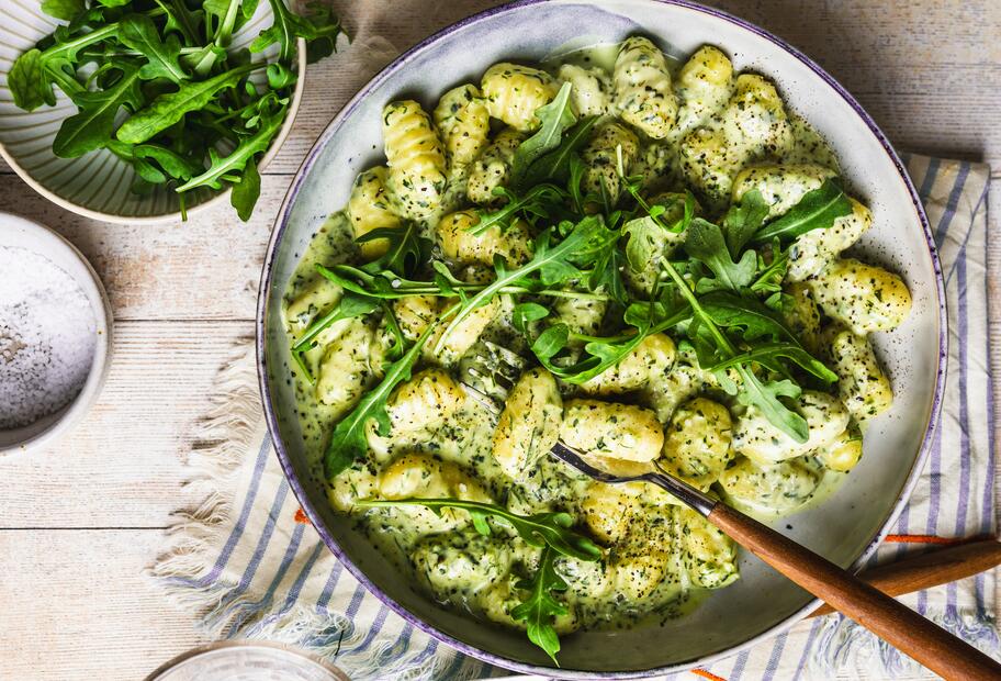 Gnocchi mit Kräutersoße und Rucola