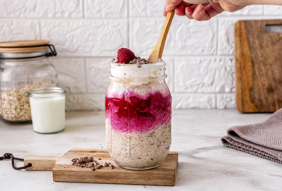 Cremige Himbeer-Stracciatella-Overnight Oats