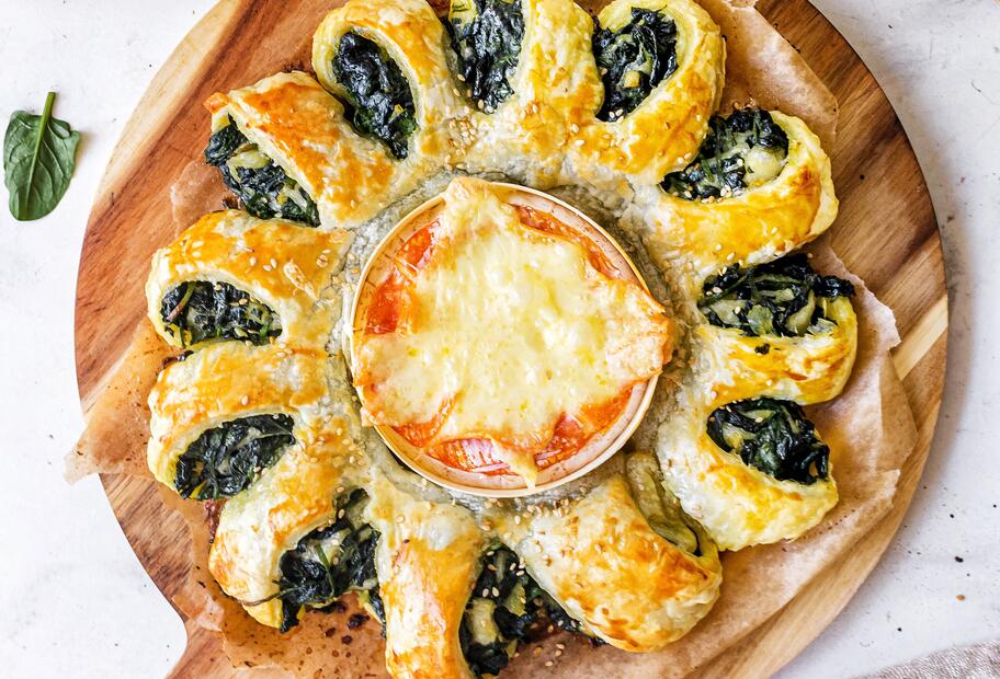 Spinat-Blätterteigkranz mit Camembert