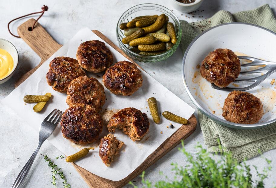 Frikadellen mit Cornichons