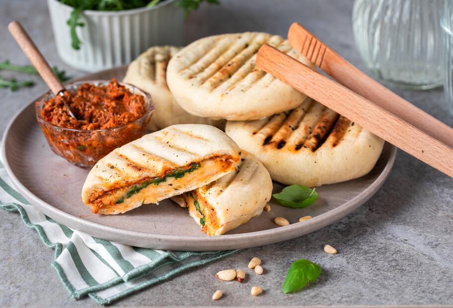 Gefülltes Tomate-Mozzarella-Grillbrot