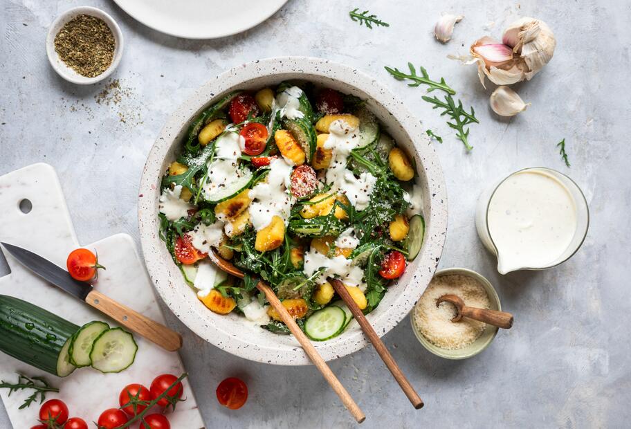 Knuspriger Gnocchi-Gurken-Salat mit Joghurtdressing