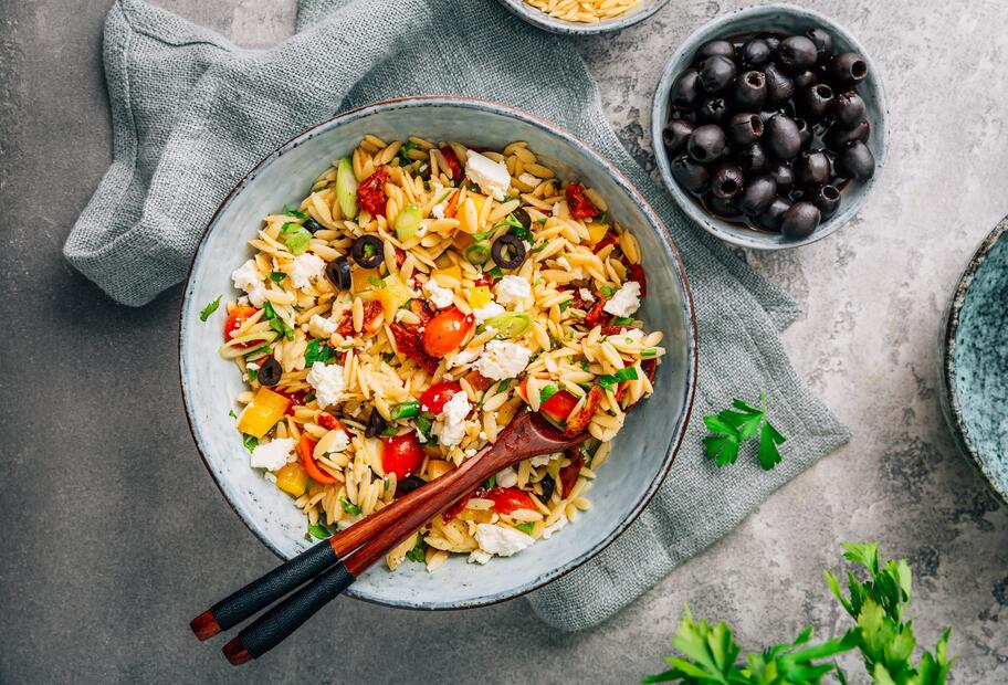 Bunter Paprika-Orzo-Salat
