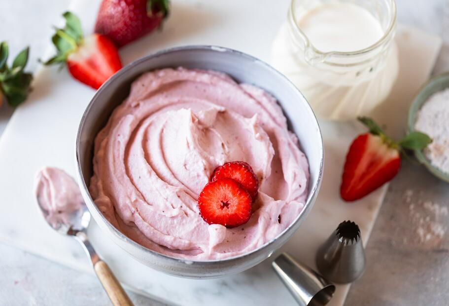Erdbeer-Schlagsahne mit frischen Erdbeeren