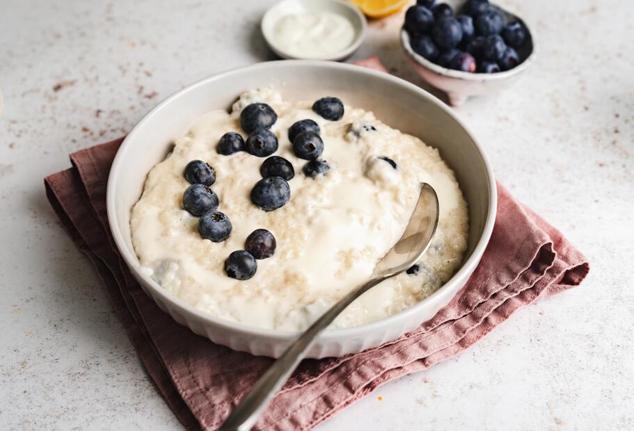 Schwedischer Joghurt-Milchreis mit Blaubeeren