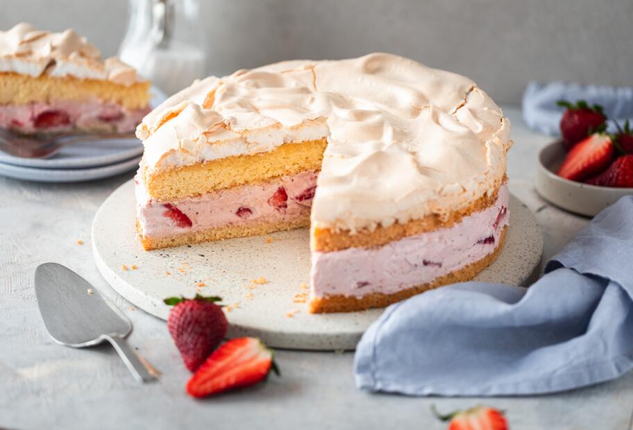 Erdbeer-Biskuit-Torte mit Baiserhaube