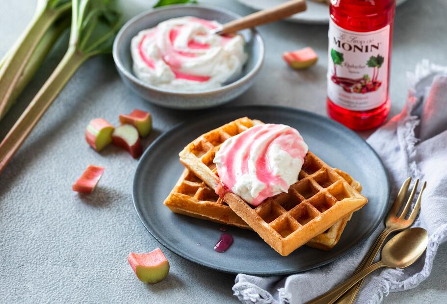 Waffeln mit Rhabarber-Sahne