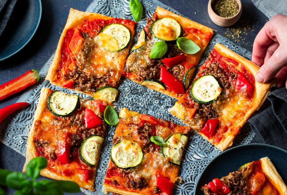 Schnelle Blätterteig-Pizza mit Hack und Paprika