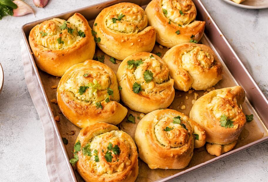 Käse-Knoblauch-Schnecken mit Hefeteig