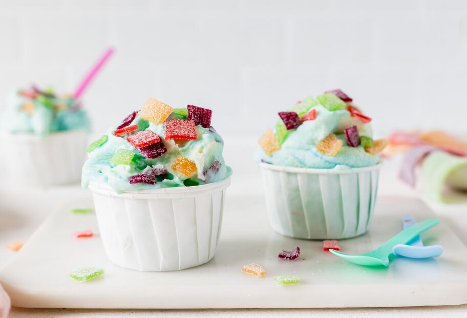 „McFlurry“ Eis mit Hitchies Drachenzungen