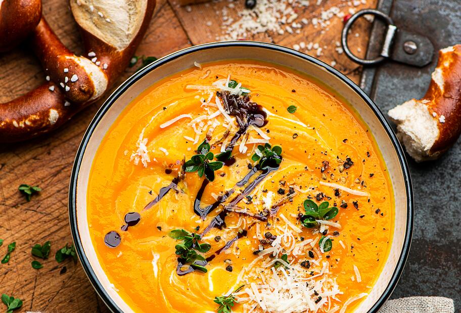 Herbstliche Parmesan-Kürbissuppe