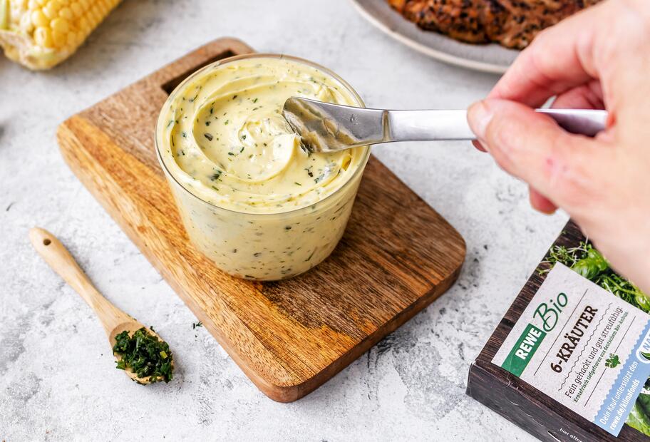 Grillbutter mit Kräutern in nur 2 Minuten!