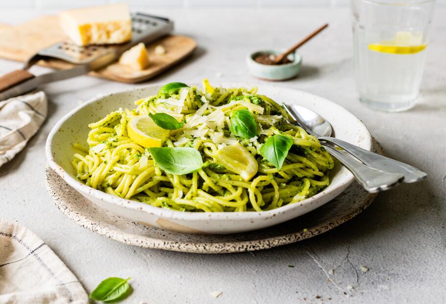 Sommerpasta mit Zitronen-Basilkum-Pesto