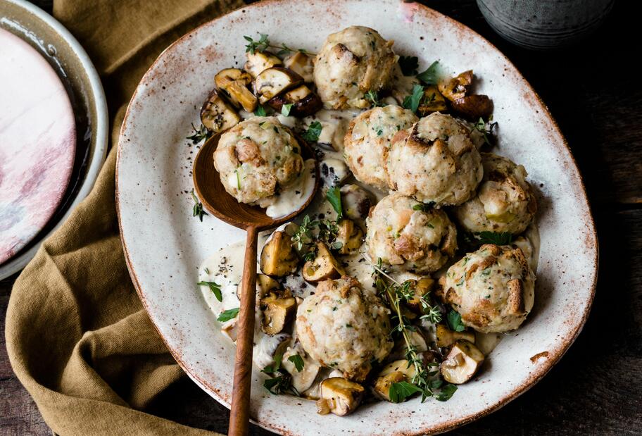Einfache Semmelknödel mit Pilzrahm mit dem Thermomix®