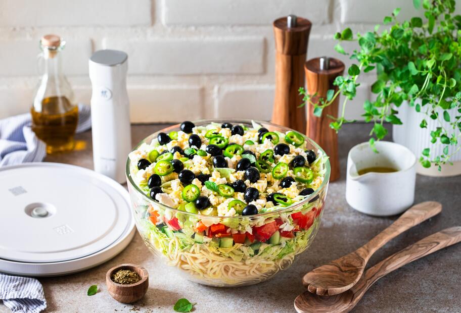 Griechischer Spaghetti-Schichtsalat