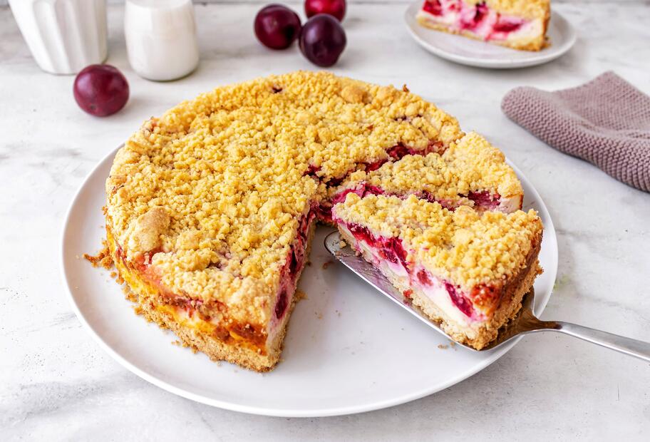 Pflaumenkuchen mit Streusel und Schmand
