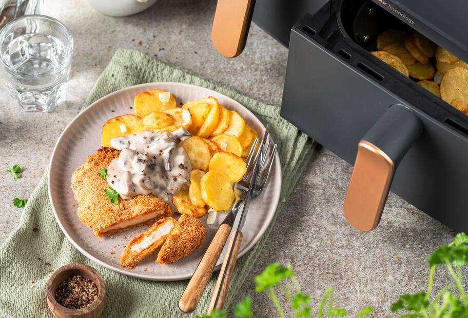 Schnitzel mit Bratkartoffeln und Pilz-Rahmsoße