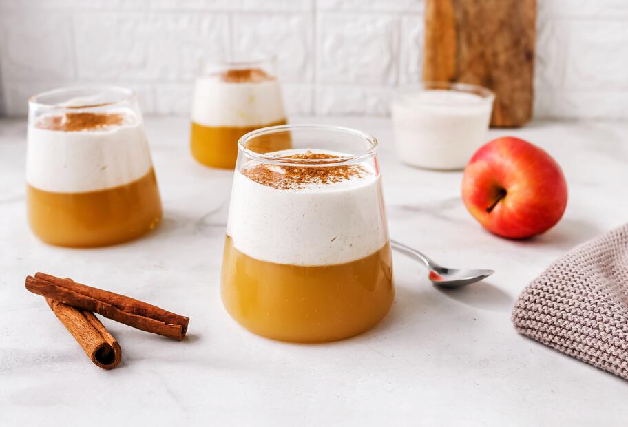 Apfelmus mit Zimtcreme im Glas