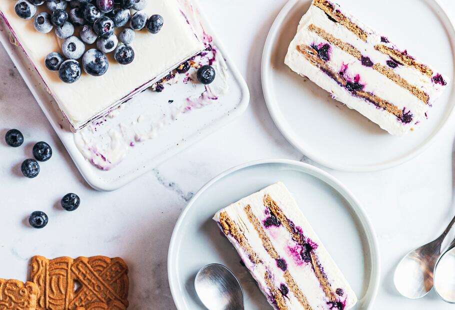 Einfaches Spekulatius-Eis mit Blaubeeren