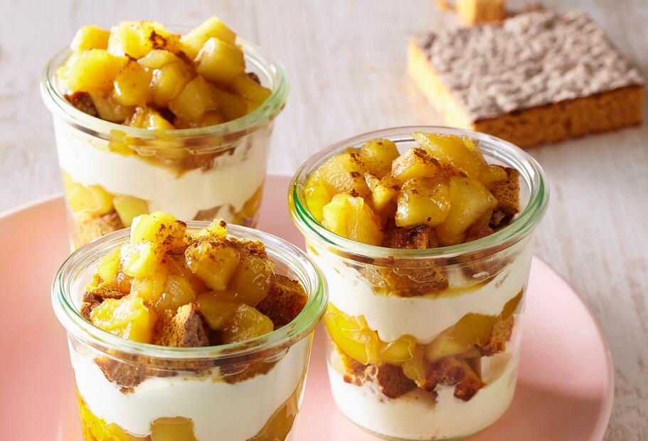 Honigkuchen-Dessert mit Apfelkompott