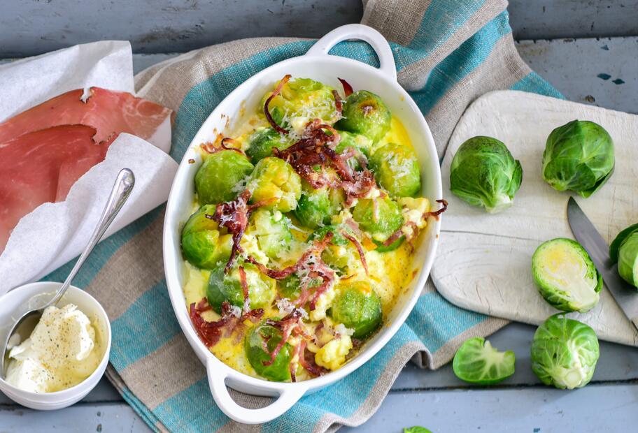 Schnelles Rosenkohl-Gratin mit Räucherschinken