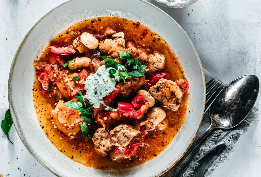 Schaschlikeintopf mit weißen Bohnen