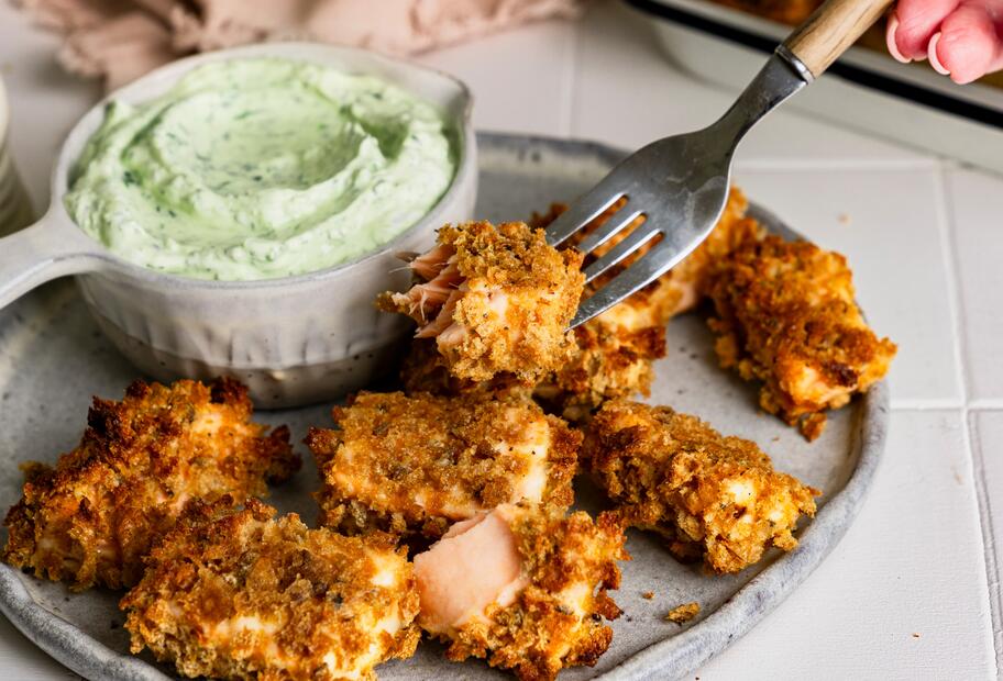 Ofen-Crispy-Lachswürfel mit Frischkäse-Kräutercreme