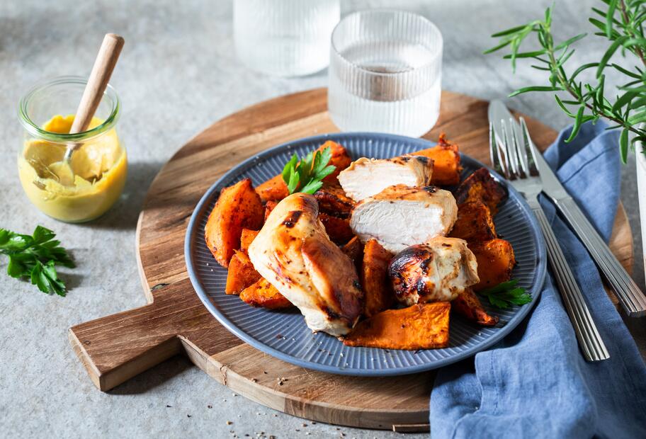 Senf-Hähnchen mit Süßkartoffel-Wedges