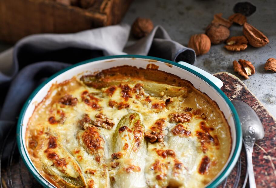 Chicorée-Käse-Gratin mit Walnüssen