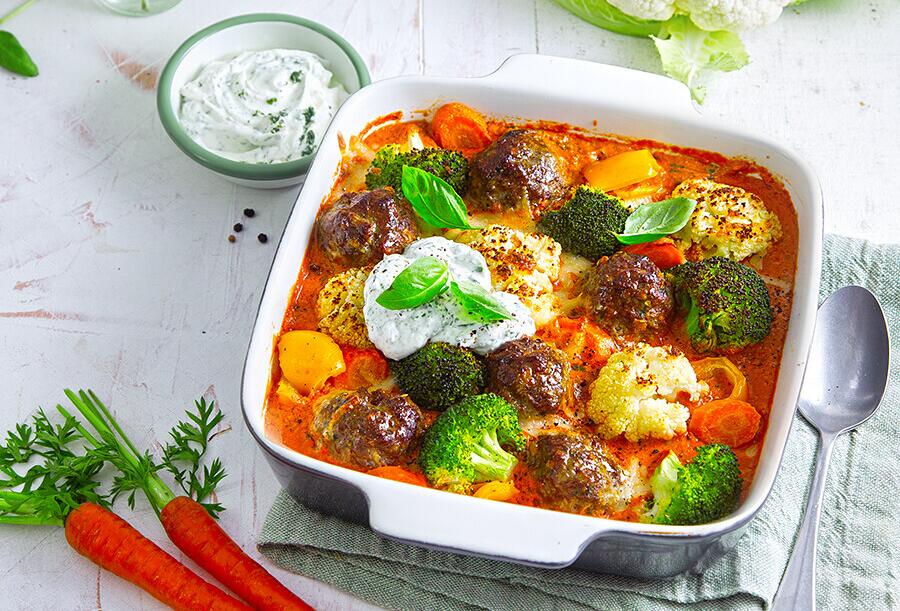 Ofen-Hackbällchen mit Regenbogen-Gemüse
