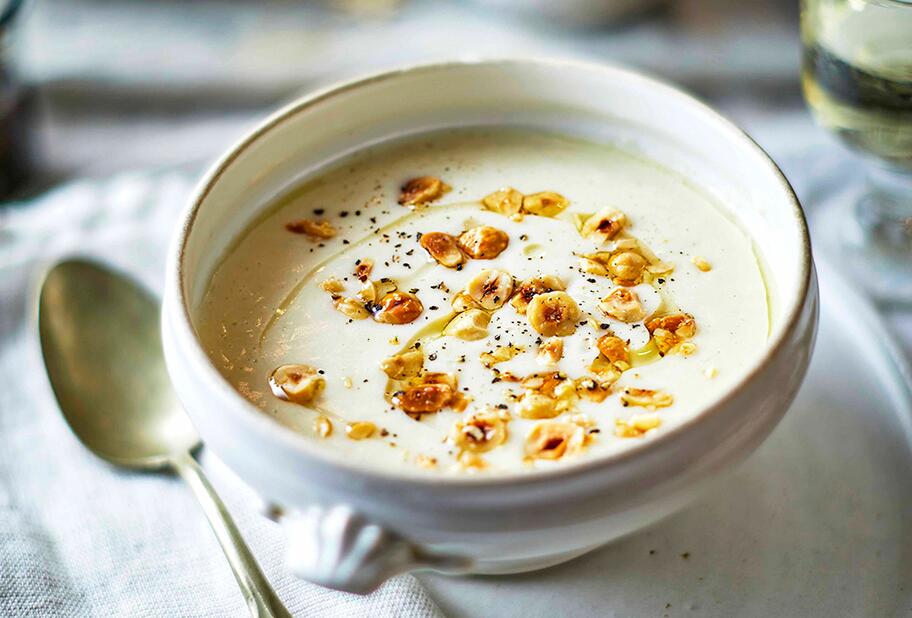 Pastinaken-Parmesansuppe mit Haselnuss