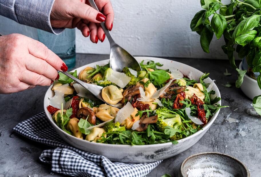 Lauwarmer Tortellini-Brokkoli-Salat