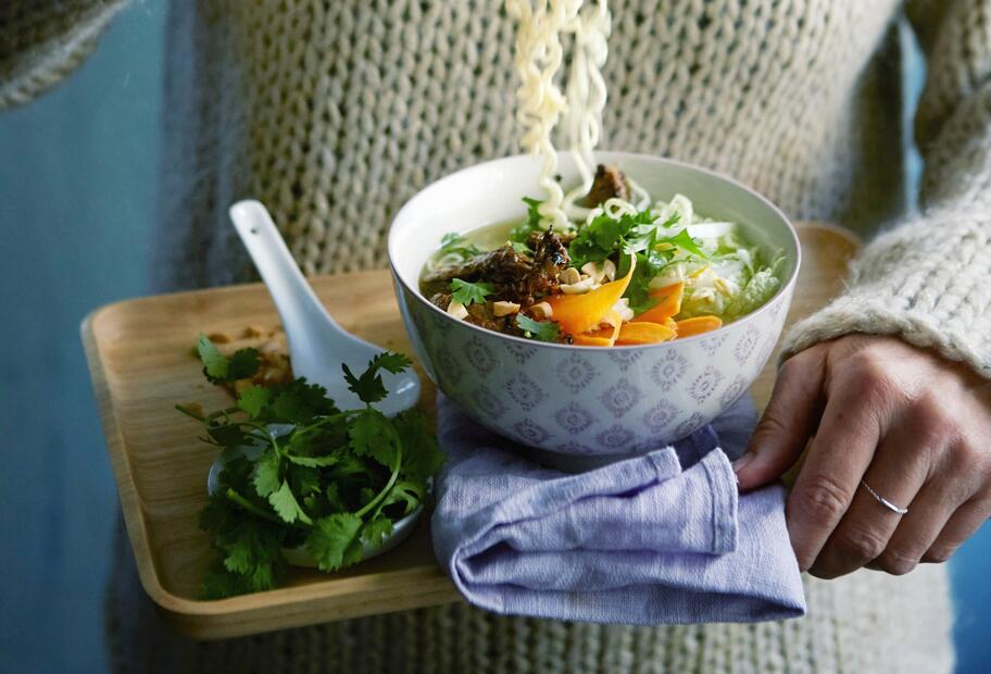 Asia-Suppen-Bowl mit Rindfleisch