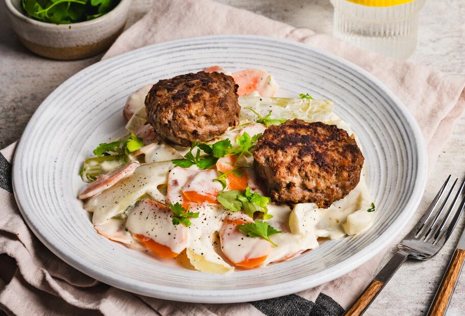 Frikadellen mit Fenchel-Karotten-Rahmgemüse