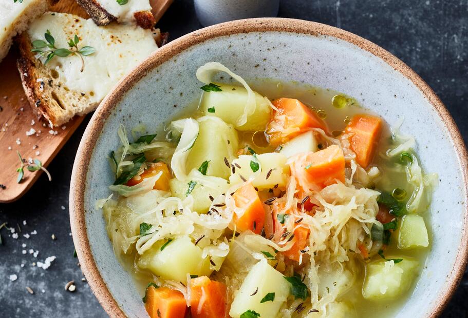 Gesundmacher-Suppe mit Sellerie und Sauerkraut
