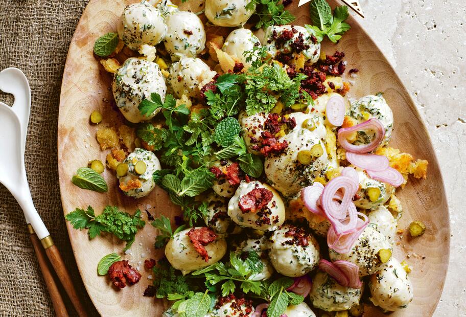 Pellkartoffelsalat mit Bacon-Crispies