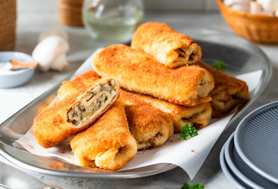 Gefüllte Pfannkuchen mit Käse und Champingnons