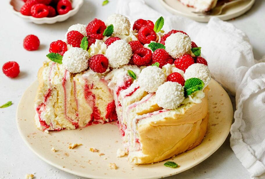 Himbeer-Wickeltorte mit Raffaello