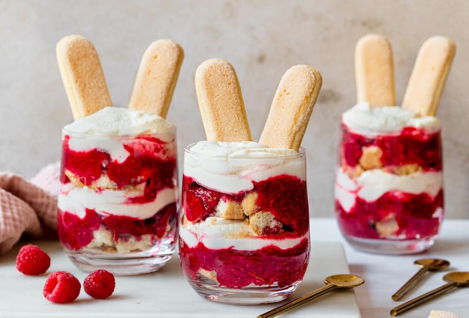 Oster-Schichtdessert mit Himbeeren