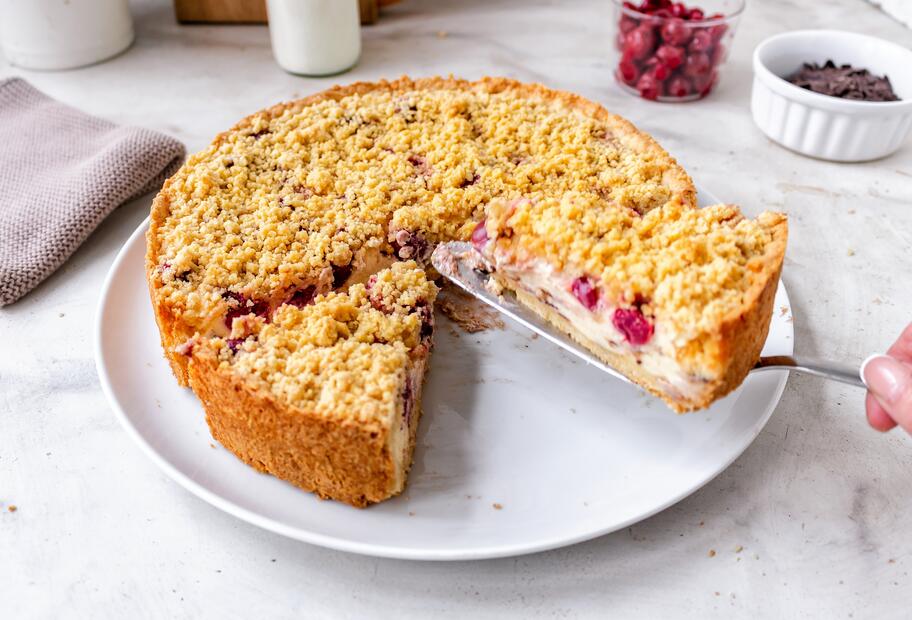 Stracciatella-Streuselkuchen mit Kirschen