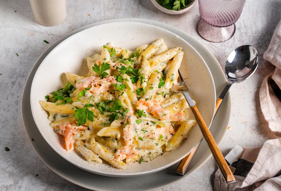 All-in-One-Nudeln in Lachs-Sahne-Soße
