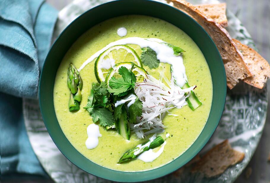 Asiatische Spargelcremesuppe