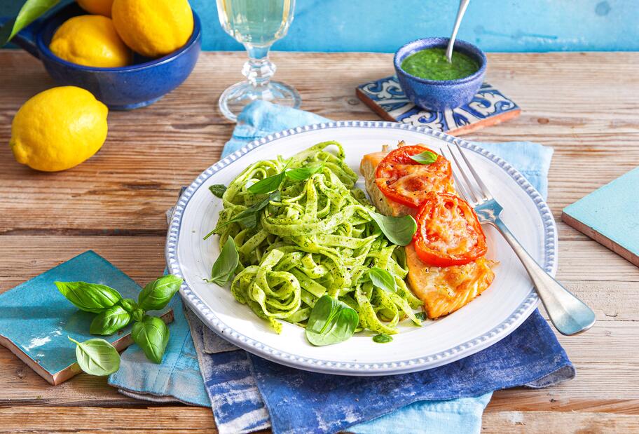 Caprese-Lachs mit Pesto-Nudeln all in one