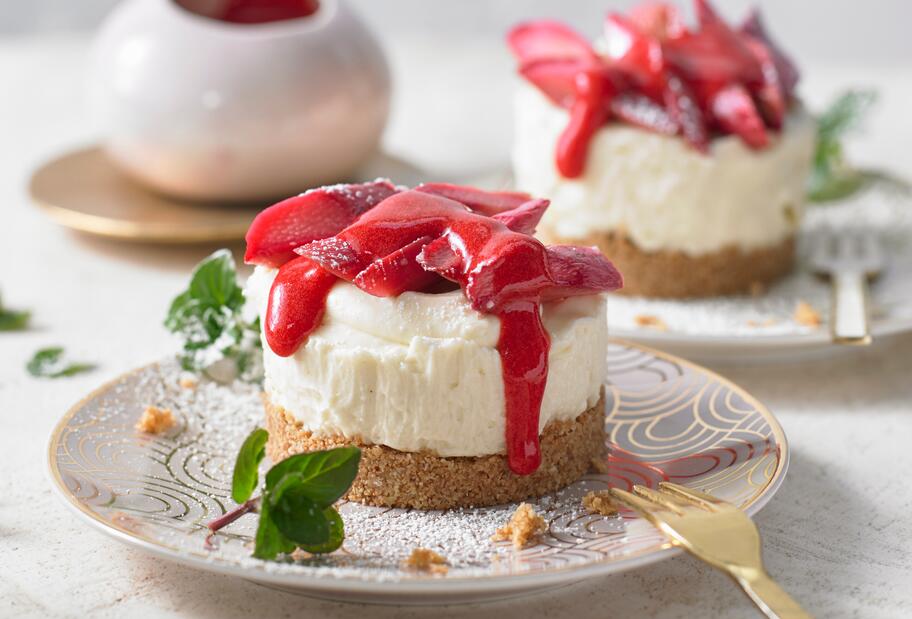 Mini-Cheesecakes mit Erdbeer-Rhabarber-Soße