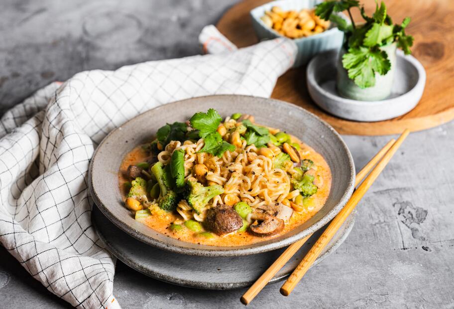 Milde Kokos-Erdnuss-Mie-Suppe