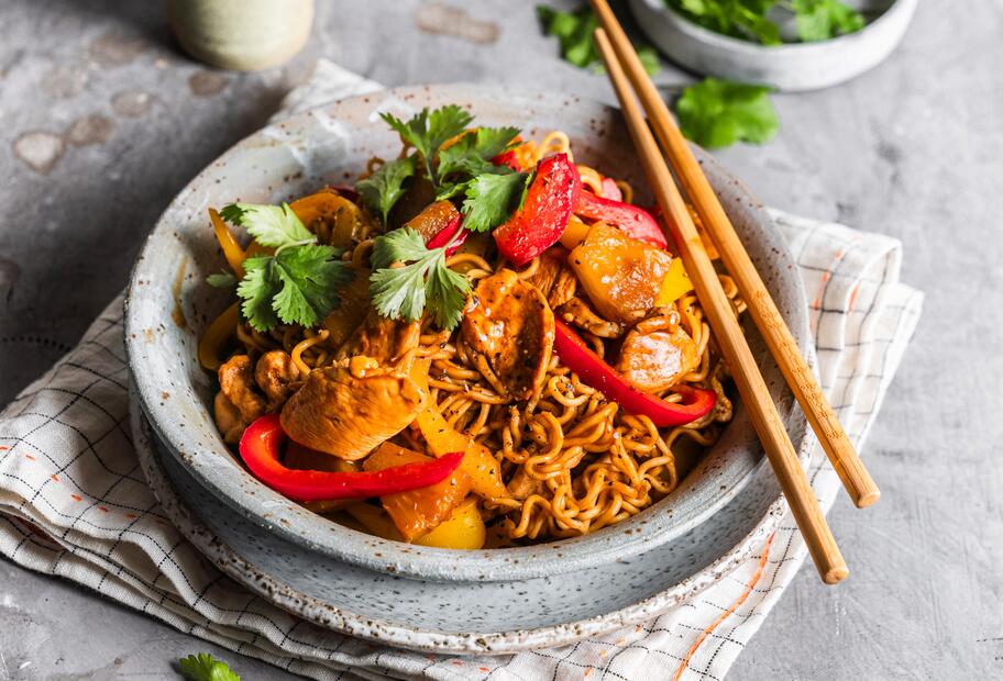 Süß-sauer-Mie mit Hähnchenstreifen