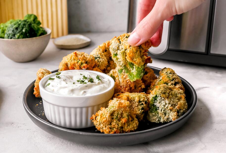 Brokkoli-Bites mit Frischkäse-Dip