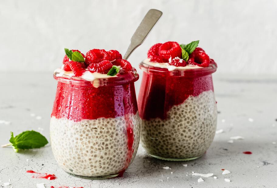 Kokos-Chia-Pudding mit Himbeerpüree